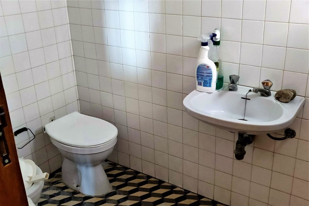 Moradia T4 Rua Comendador Raínho SJM - WC Serviço Moradia T4 Rua Comendador Raínho SJM - WC Serviço